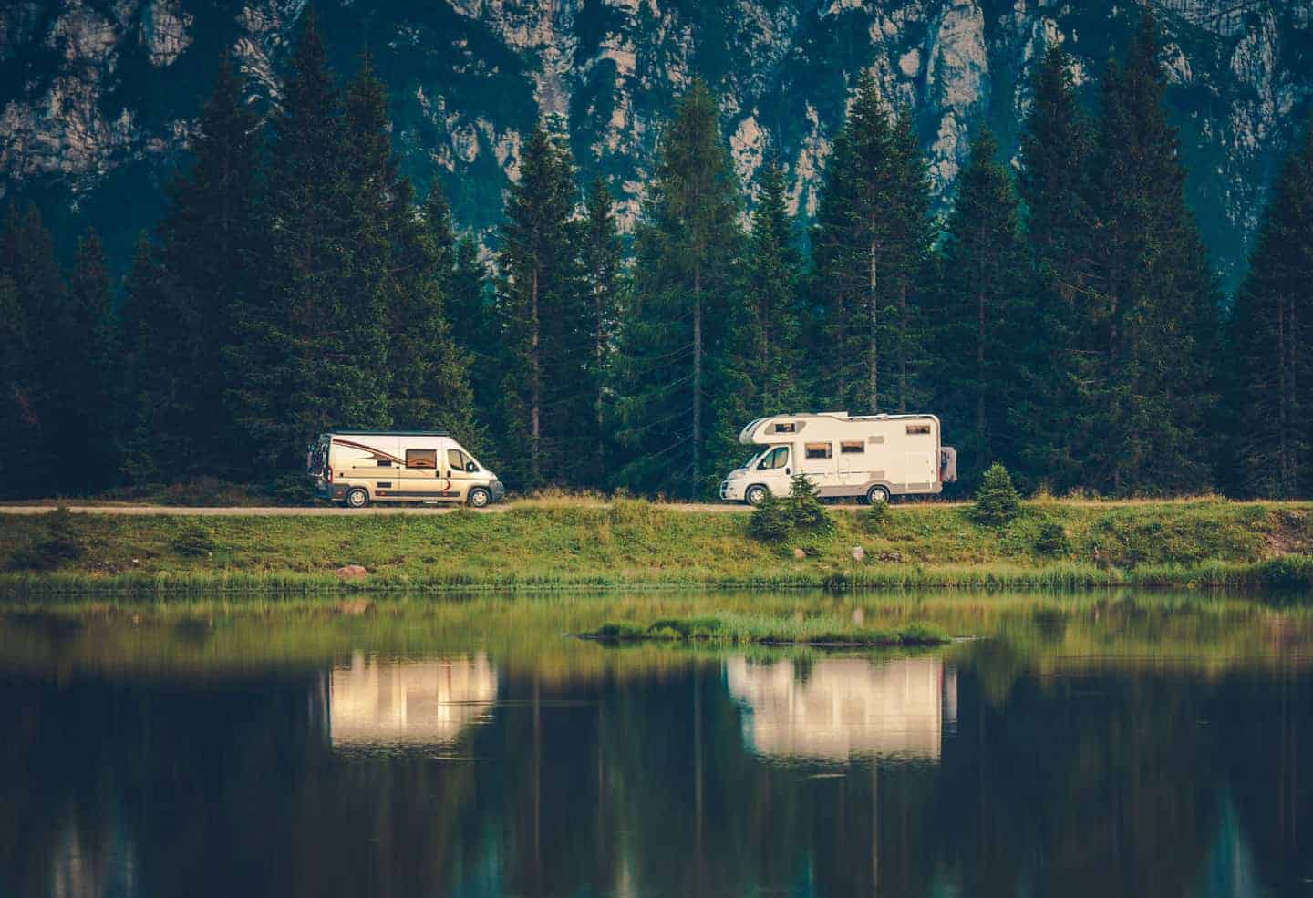 Camper und Wohnmobil am idyllischen Bergsee
